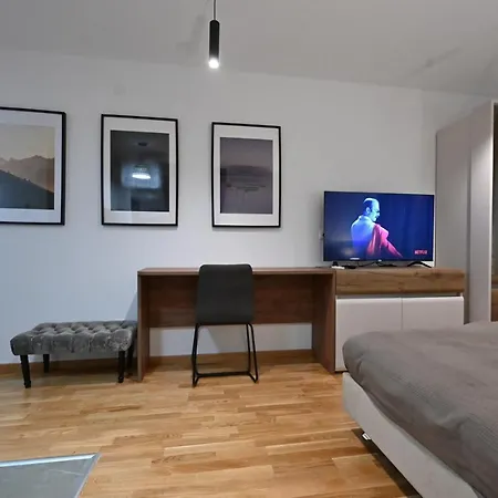 Cozy And Lovely I & Ii Apartment